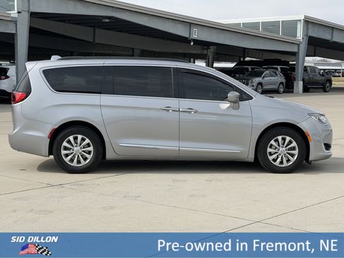 Used 2017 Chrysler Pacifica Touring-L image 3