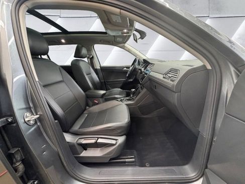 Used 2019 Volkswagen Tiguan SE w/ Panoramic Sunroof Package image 12