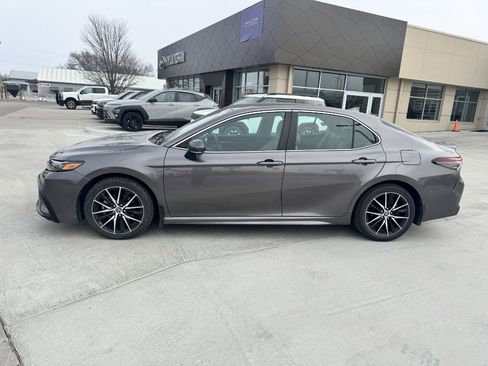 Used 2023 Toyota Camry SE image 4