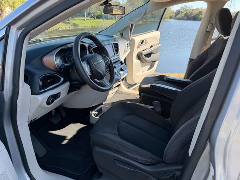 Used 2018 Chrysler Pacifica L image 12