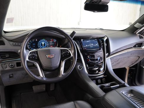 Used 2018 Cadillac Escalade Platinum image 11