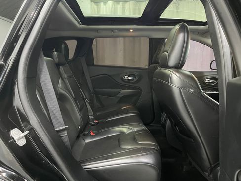 Used 2019 Jeep Cherokee Latitude Plus w/ Comfort/Convenience Group AWD/4WD image 29
