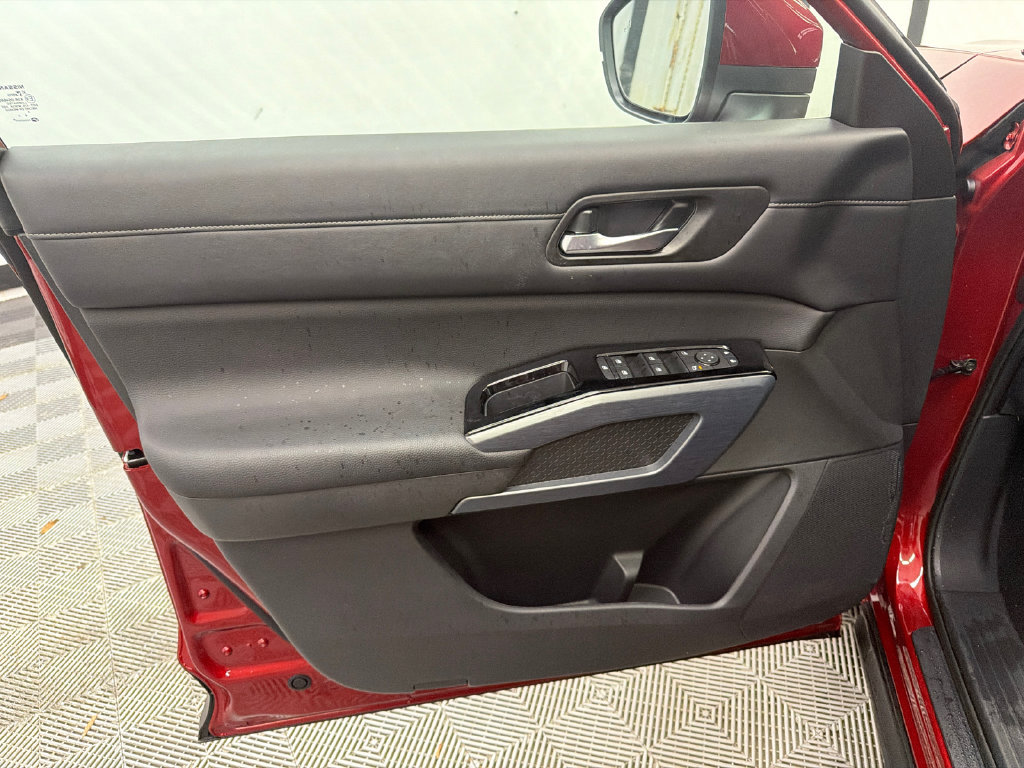 Used 2025 Nissan Pathfinder SL AWD/4WD image 11