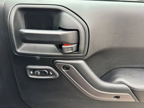Used 2018 Jeep Wrangler Unlimited Sahara AWD/4WD image 19
