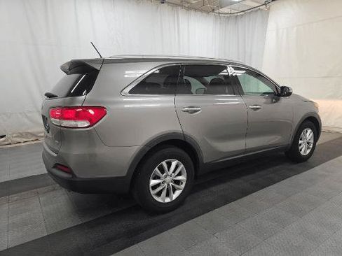 Used 2017 Kia Sorento FWD image 4