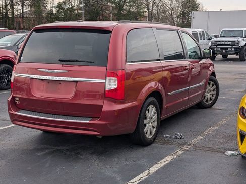 Used 2014 Chrysler Town & Country Touring image 3