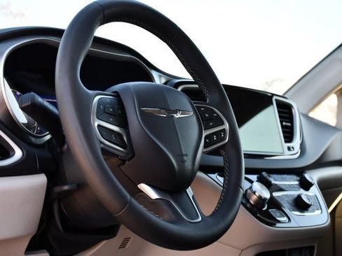 Used 2024 Chrysler Pacifica Touring-L image 14