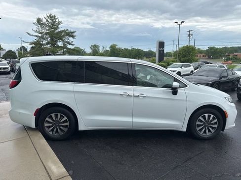 Used 2023 Chrysler Pacifica Touring-L FWD image 8
