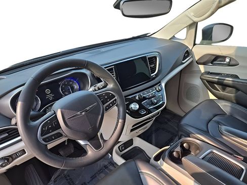 Used 2023 Chrysler Pacifica Touring-L FWD image 10