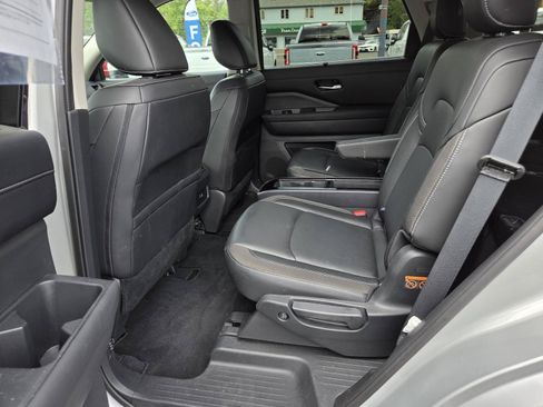 Used 2025 Nissan Pathfinder SL w/ SL Premium Package AWD/4WD image 13