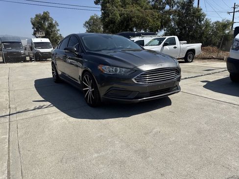 Used 2017 Ford Fusion SE FWD image 2