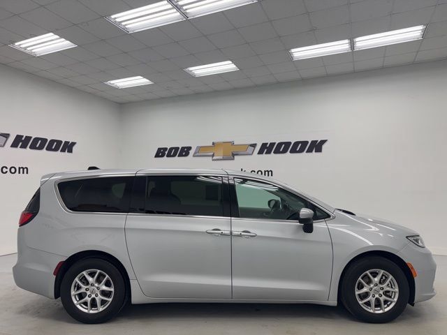 Used 2023 Chrysler Pacifica Touring-L FWD image 4