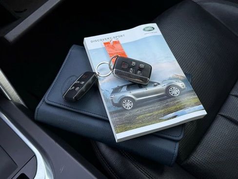 Used 2018 Land Rover Discovery Sport SE image 6
