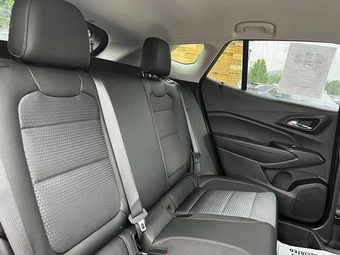Used 2025 Chevrolet Trax LT w/ LT Convenience Package FWD image 29