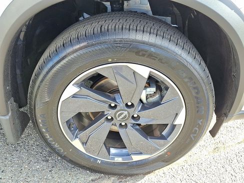 Certified 2025 Nissan Rogue SV image 8