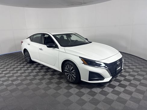 Used 2025 Nissan Altima 2.5 SV FWD image 2