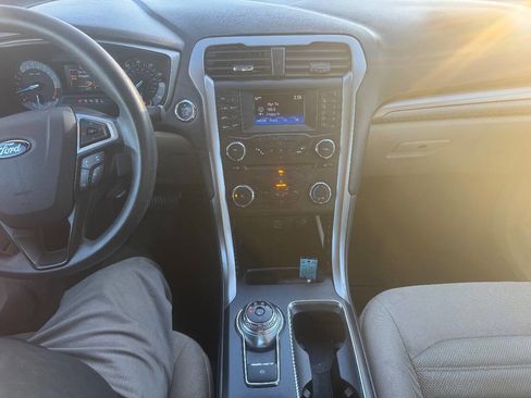 Used 2018 Ford Fusion SE image 12