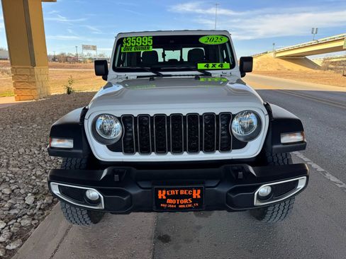 Used 2025 Jeep Gladiator Sport image 8