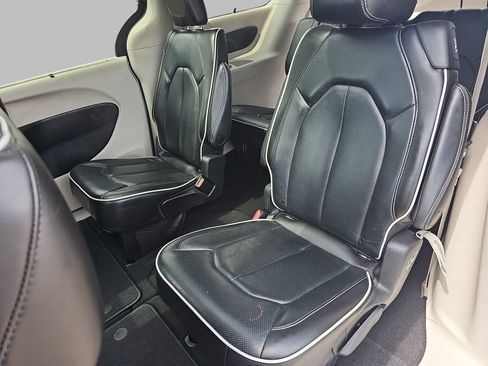 Used 2023 Chrysler Pacifica Limited FWD image 19