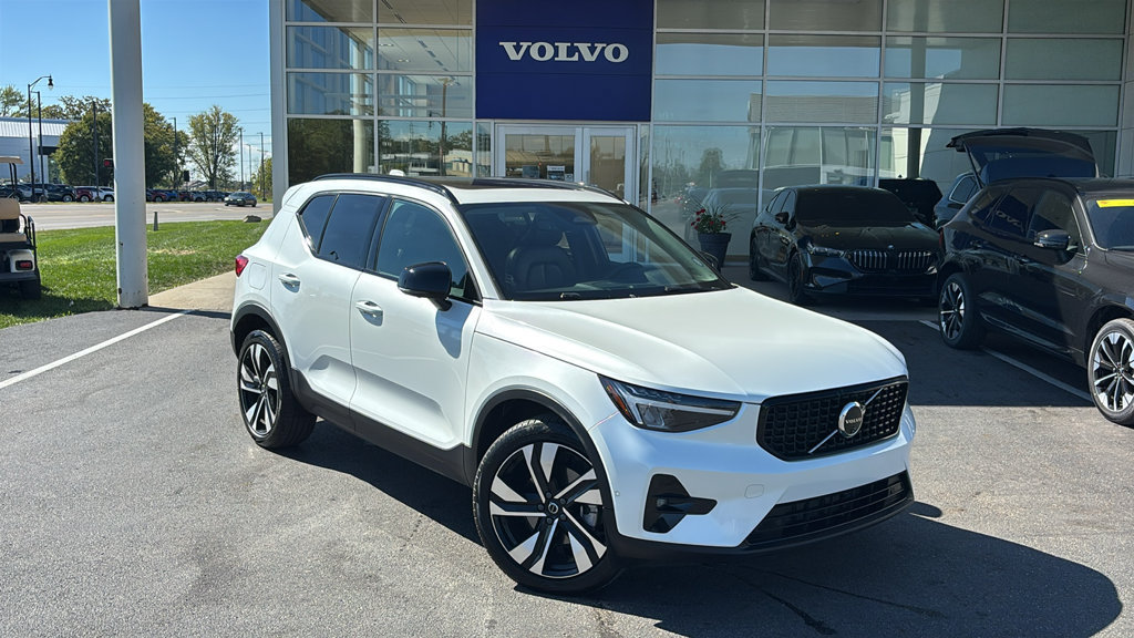Certified 2024 Volvo XC40 B5 Plus w/ Climate Package AWD/4WD image 2