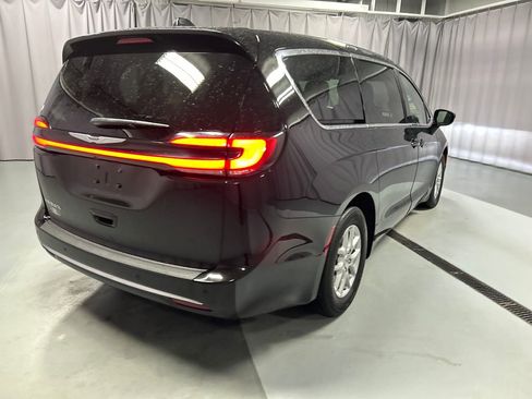 Used 2024 Chrysler Pacifica Touring-L image 7