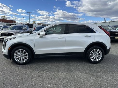 Used 2022 Cadillac XT4 Luxury w/ Cold Weather Package image 8