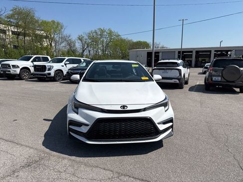 Used 2025 Toyota Corolla SE w/ SE Premium Package image 2