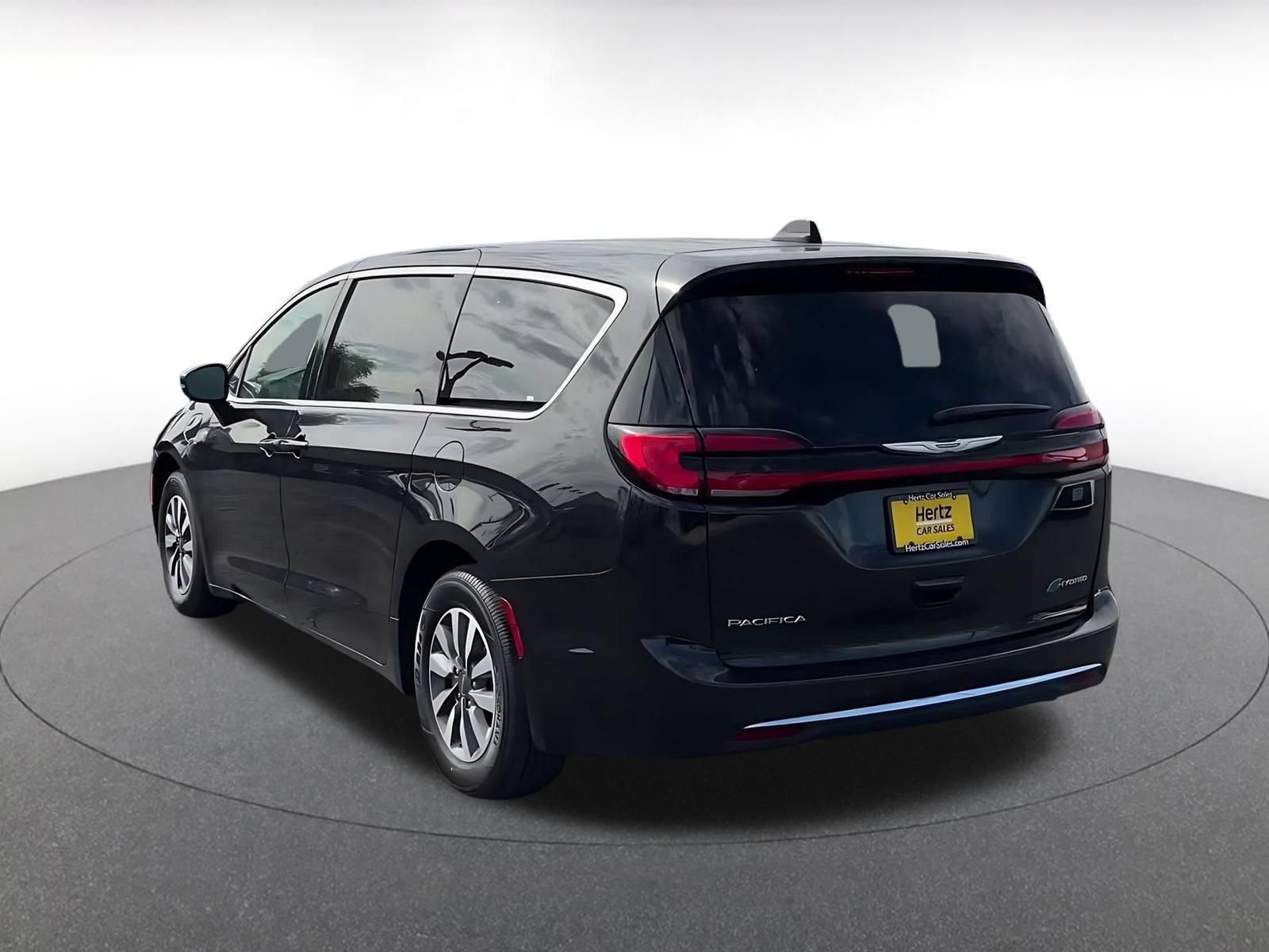 Used 2023 Chrysler Pacifica Touring-L FWD image 10