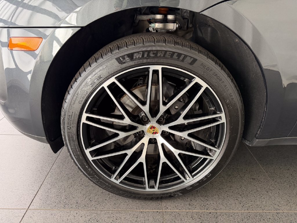 Certified 2026 Porsche Macan AWD/4WD image 10