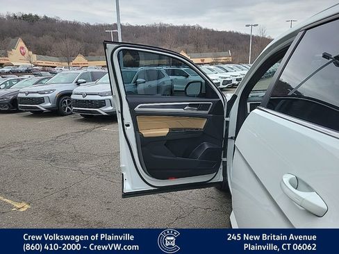 Certified 2022 Volkswagen Atlas Cross Sport SE w/ Panoramic Sunroof Package image 38