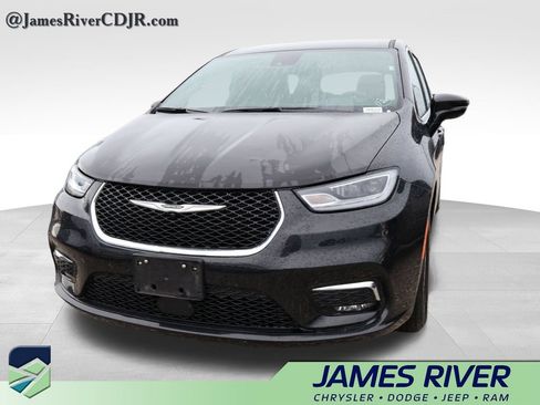 Used 2025 Chrysler Pacifica Select FWD image 4