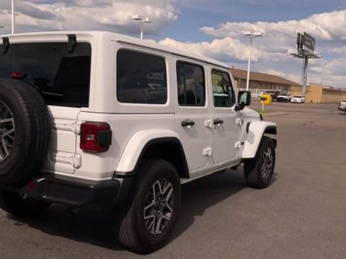 Used 2025 Jeep Wrangler Unlimited Sahara AWD/4WD image 9