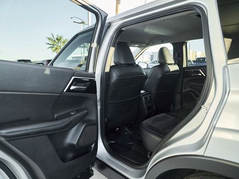 Used 2024 Mitsubishi Outlander SE image 13