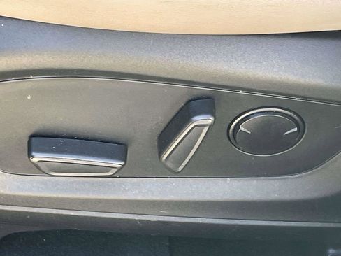 Used 2022 Ford Explorer XLT w/ Equipment Group 202A image 14