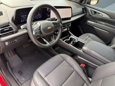 Used 2025 Chevrolet Traverse LT w/ Sun and Wheel Package AWD/4WD image 4