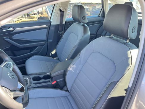 Used 2025 Volkswagen Jetta SE image 37