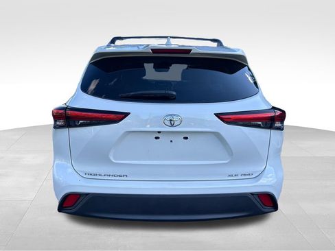 Certified 2021 Toyota Highlander XLE AWD/4WD image 4