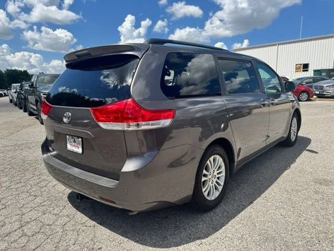 Used 2014 Toyota Sienna XLE FWD image 8