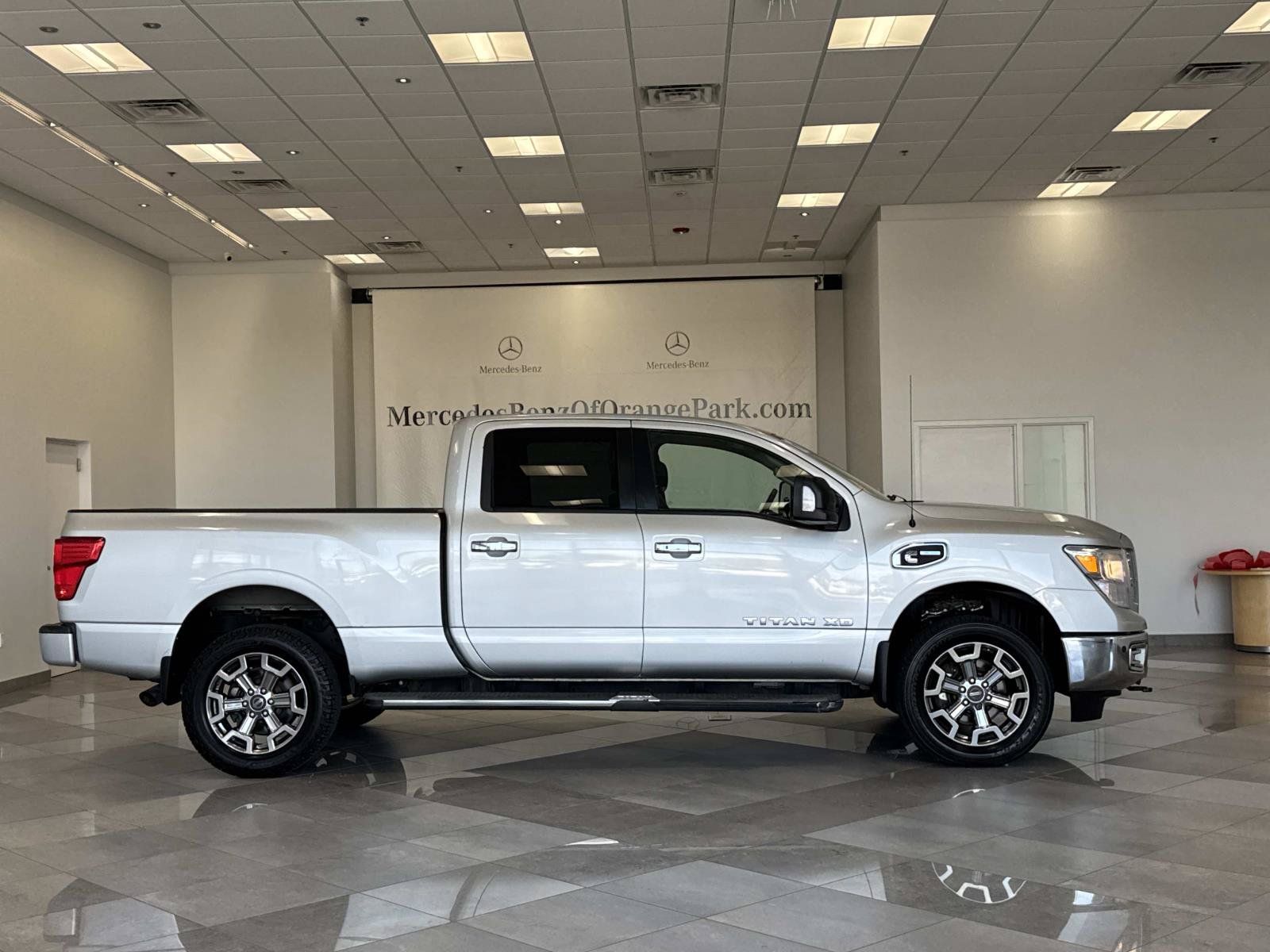 Used 2017 Nissan Titan SV AWD/4WD image 3