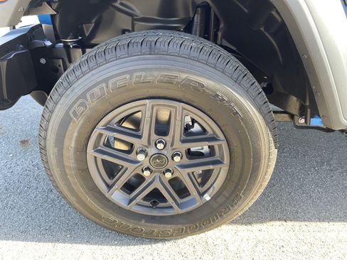 New 2025 Jeep Gladiator Sport image 11