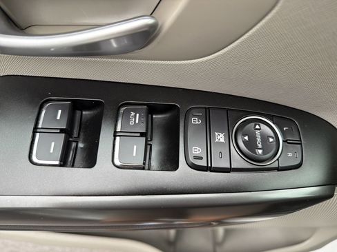 Used 2021 Kia Sedona LX image 15