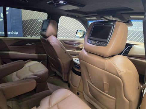 Used 2017 Cadillac Escalade Platinum RWD image 35