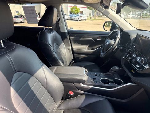 Used 2023 Toyota Highlander XLE AWD/4WD image 15