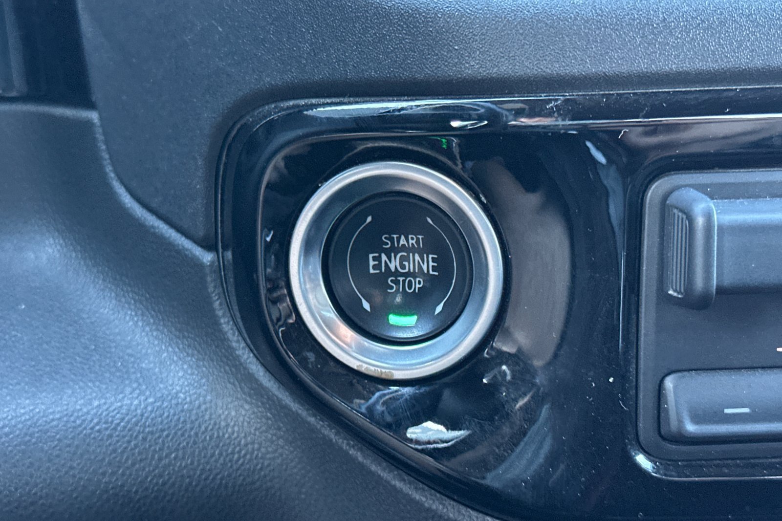 Used 2025 GMC Sierra 1500 SLT AWD/4WD image 32