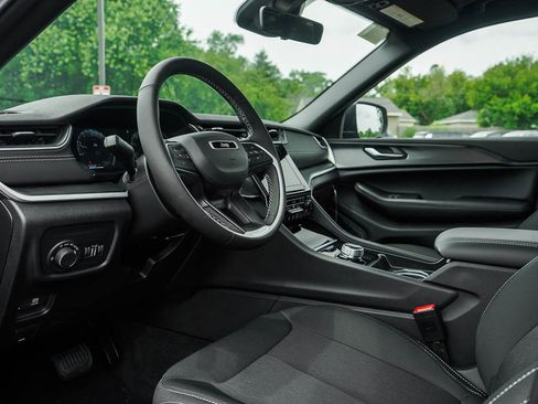 New 2025 Jeep Grand Cherokee L Laredo image 18