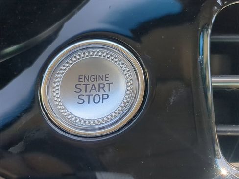 Used 2025 Genesis G70 2.5T image 30