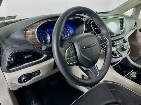 Used 2023 Chrysler Pacifica Limited FWD image 9