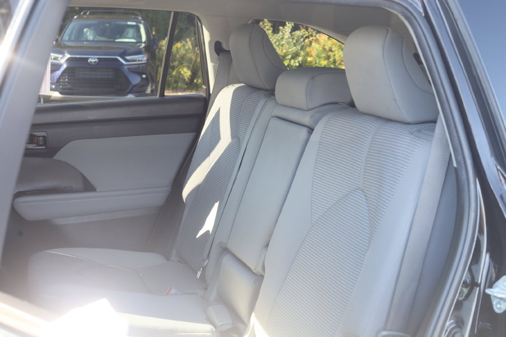 Used 2022 Toyota Highlander LE AWD/4WD image 26