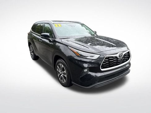 Used 2022 Toyota Highlander XLE FWD image 3