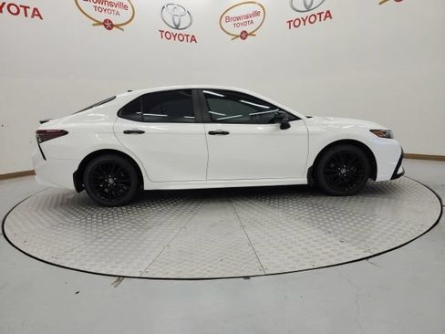 Used 2021 Toyota Camry SE FWD image 3